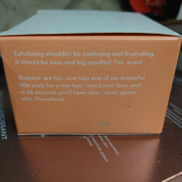 Go-to Exfoliating Swipeys - Picture 4 of 4